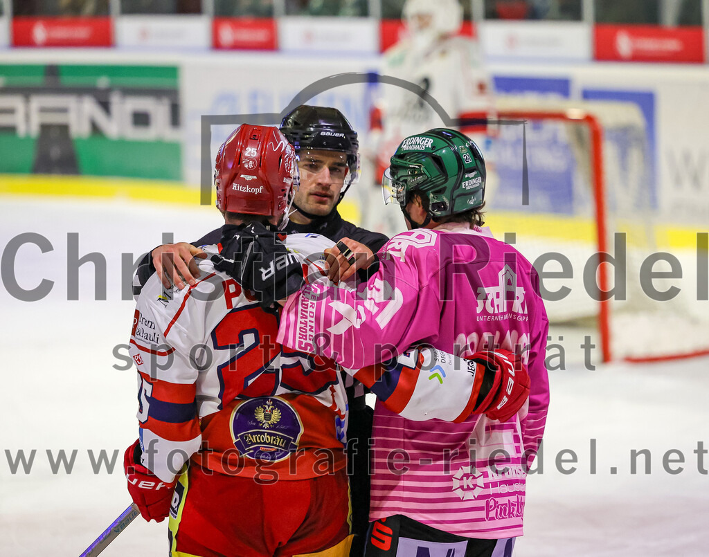 2025-10-24_151_TSV_Erding_gegen_Deggendorfer_SC | Erding, Deutschland, 24.10.2025:Eishockey, Oberliga Süd 2025 / 2026, 11. Spieltag, TSV Erding gegen Deggendorfer SC, Endergebnis: 2:4Ondrej Pozivil (Deggendorfer SC, #25), Erik Modlmayr (Erding Gladiators, #21)Foto: Christian Riedel / fotografie-riedel.net