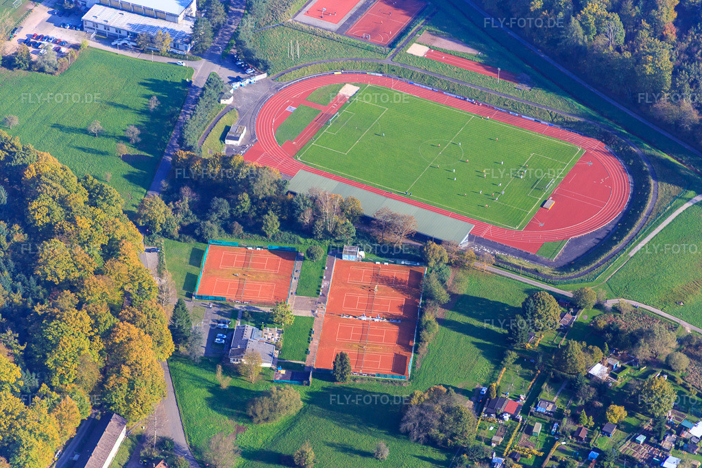 Luftbild: Traischbach Stadion des VfB Gaggenau und Tennisplätze des Clubhaus Turnerbund Gaggenau e.V. in Gaggenau im Bundesland Baden-Württemberg in Deutschland. Foto: IMG_075316.jpg vom 26.10.2014 durch Werner Riehm/FLY-FOTO.deTB Gaggenau 1882 e.V