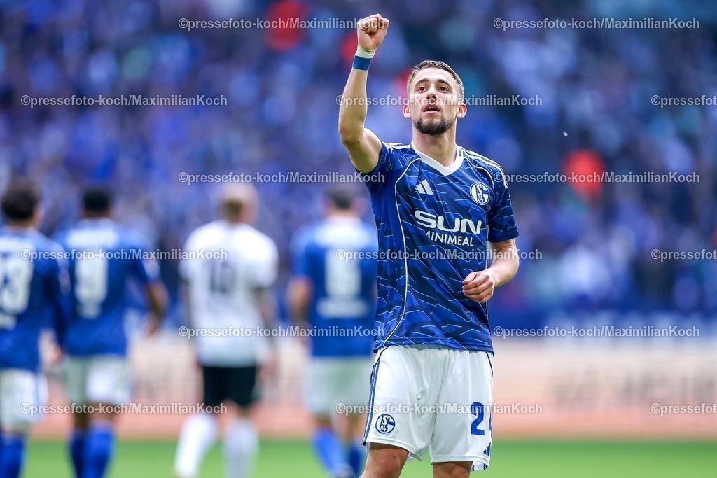 S0419042601038 | 19.04.2026, Fußball, FC Schalke 04 - SC Preußen Münster, 30. Spieltag, 2. Fußball Bundesliga, Veltins-Arena Gelsenkirchen, Saison 2025 2026: Torjubel nach dem Tor zum 3:0 durch Torschütze Adil Aouchiche&nbsp;(Schalke04 #24)    DFB regulations prohibit any use of photographs as image sequences and or quasi-video.