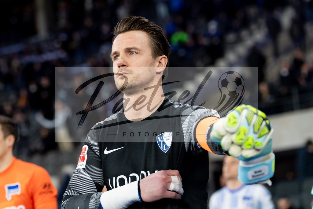 HERBOC20220204_319 | Fussball, Herren: Torwart Manuel Riemann (VfL Bochum) schaut bei dem Spiel der 1. Bundesliga zwischen Hertha BSC und VfL Bochum im Olypiastadion am 04.02.2022 in Berlin, Deutschland.DFB / DFL REGULATIONS PROHIBIT ANY USE OF PHOTOGRAPHS AS IMAGE SEQUENCES AND/OR QUASI-VIDEO. - Realisiert mit Pictrs.com