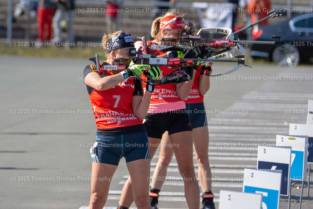 Deutsche Meisterschaften Biathlon 2018 | Deutsche Meisterschaften Biathlon 2018, Massenstart Frauen am 15.09.2018 in der DKB SKI ARENA in Oberhof, (Deutschland)

Bild: Janina Hettich vom SC Schönwald / BwO (7), Denise Herrmann vom WSC Erzgebirge Oberwiesenthal /BwFb (1) - Realisiert mit Pictrs.com