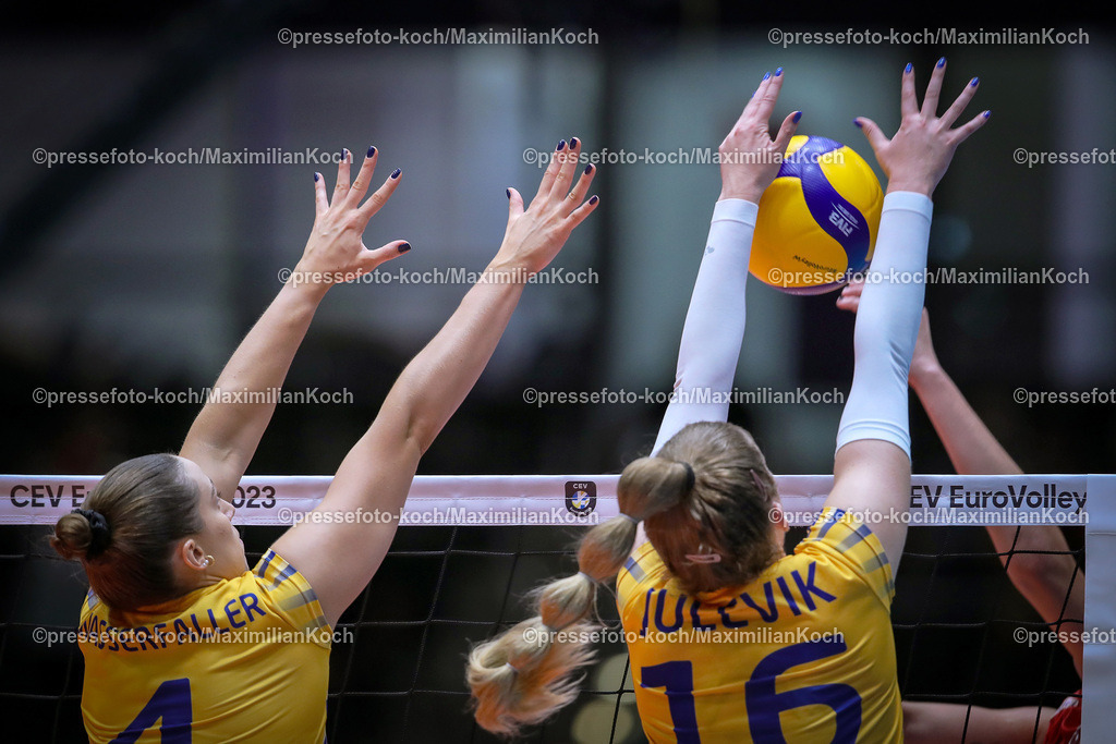 EuroVolley18082302026 | 17.08.2023, CEV EuroVolley 2023, Volleyball-Europameisterschaften der Frauen, Gruppenphase Gruppe C, Tag2, CASTELLO Düsseldorf: Tag2 , Türkei vs Schweden. Jonna WASSERFALLER (SWE) und Vilma JULEVIK (SWE) 
