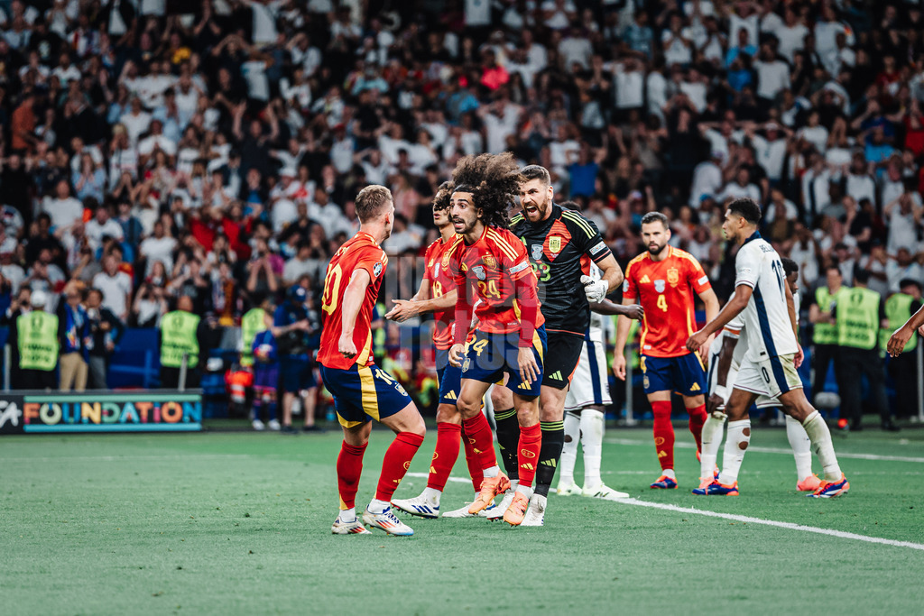 Fußball | Herren | UEFA-Fußball-Europameisterschaft 2024 | Finale | Spanien vs. England | 14.07.2024 | v.l. Dani Olmo (#10, Spanien) wird gefeiert von Cucurella (#24, Spanien) und Unai Simon (#23, Spanien) nach einer guten Abwehraktion