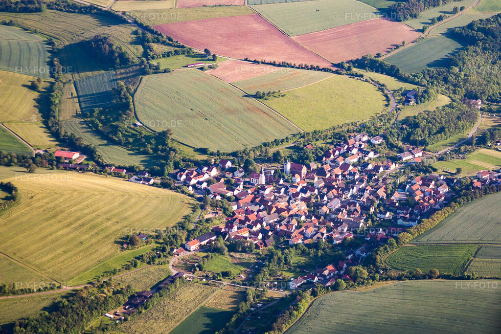 Luftbild: Ortsansicht von Westen im Ortsteil Unteraltertheim in Altertheim im Bundesland Bayern in Deutschland. Foto: IMG_66244.jpg vom 30.05.2014 durch Werner Riehm/FLY-FOTO.de