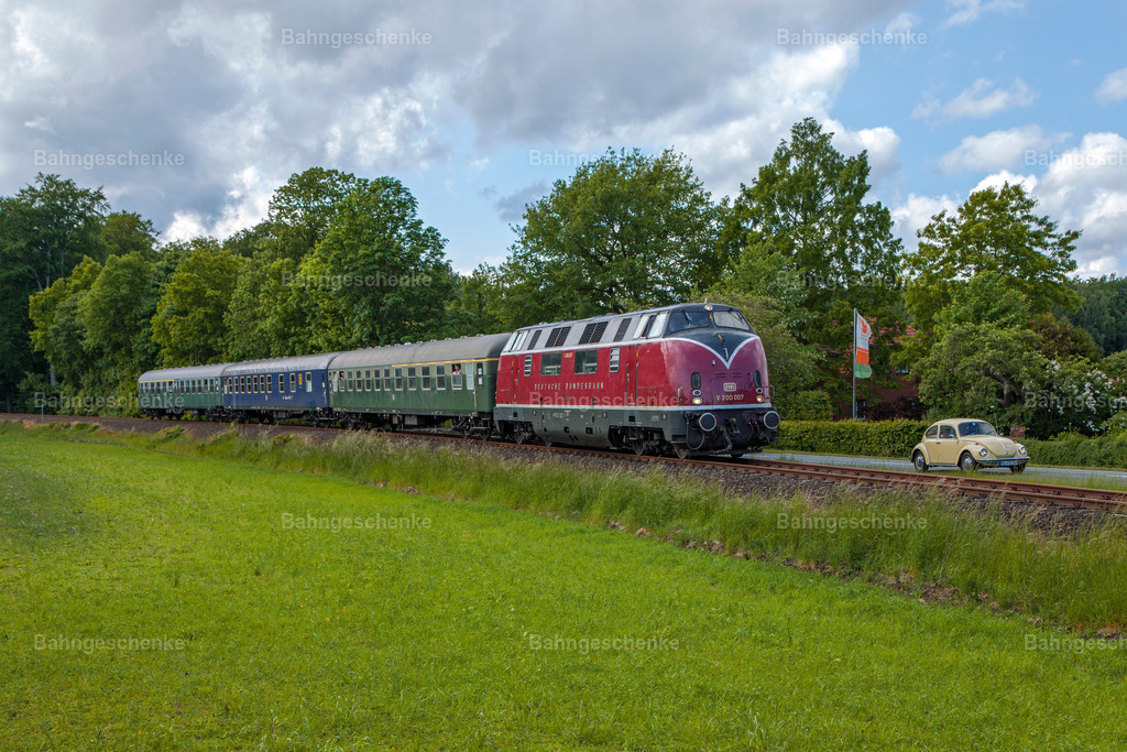 V200007Hoyerhagen4p300515 | Stöbern Sie durch einzigartige Aufnahmen und finden die perfekte Aufnahme für jeden Eisenbahnentheusiast! Stellen Sie sich aus einer Reihe von Möglichkeiten wie der Druck auf Leinwände, Fotoposter, Kalender oder Magnetfotos Ihr Geschenk zusammen - Realisiert mit Pictrs.com