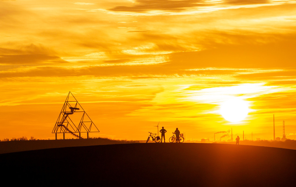 JT-220101 | Roter Abendhimmel, Sonnenuntergang, Blick von der Mottbruch Halde in Gladbeck, nach Westen, zur Halde an der Beckstrasse, in Bottrop mit dem Tetraeder,  NRW, Deutschland, Roter Abendhimmel, Sonnenuntergang, Blick von der Mottbruch Halde in Gladbeck, nach Westen, zur Halde an der Beckstrasse, in Bottrop mit dem Tetraeder,  NRW, Deutschland,  - Realisiert mit Pictrs.com