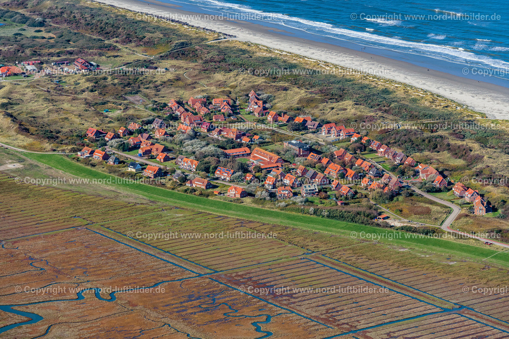 Juist_Ortsansicht_Loog_ELS_5782091022 | JUIST 09.10.2022 Ortsansicht der Straßen und Häuser der Wohngebiete in Juist im Bundesland Niedersachsen, Deutschland. // Town View of the streets and houses of the residential areas in Juist in the state Lower Saxony, Germany. Foto: Martin Elsen