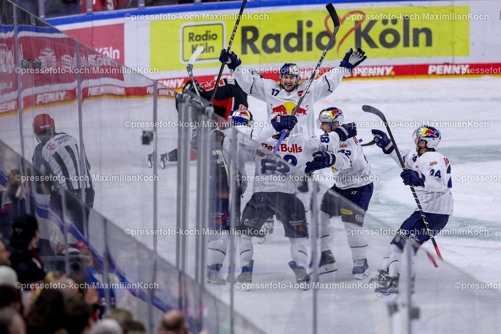 KEC28012501069 | 28.01.2025, Eishockey, DEL, Kölner Haie - EHC Red Bull München, Spieltag 41, Lanxess-Arena Köln: Torjubel nach dem 3:2 durch Chris DeSousa (EHC München #82) nur 0.2 Sekunden vor Abpfiff. Die Mannschaft steht jubelnd auf dem Eis und feiert den Sieg