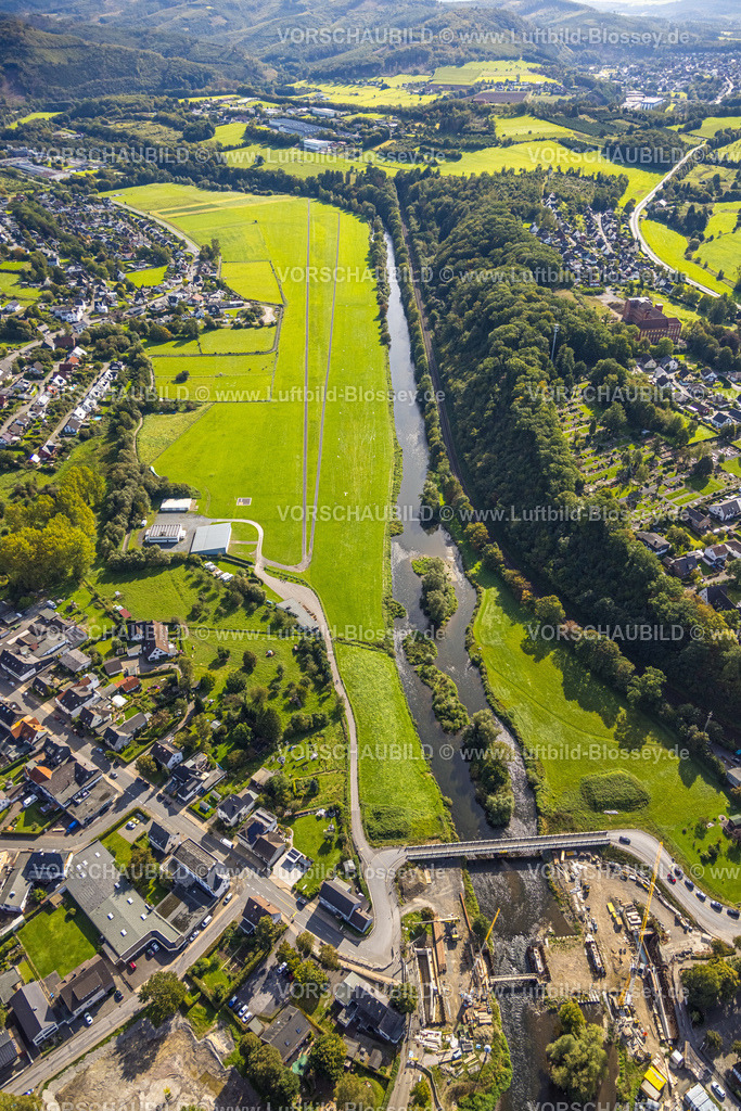 Arnsberg230905066 | Luftbild, Flugplatz Oeventrop-Ruhrwiesen, Neubau Dinscheder Brücke der Glösinger Straße (L735) über den Fluss Ruhr und Renaturierung, Glösingen, Arnsberg, Sauerland, Nordrhein-Westfalen, Deutschland