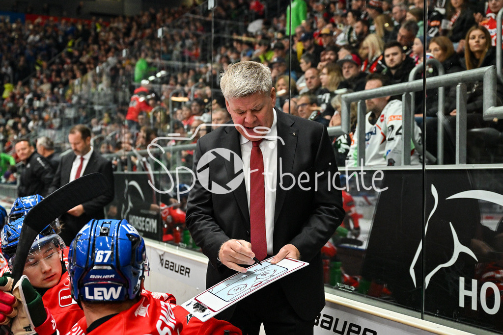 Augsburger Panther - Adler Mannheim | im Bild Bill PETERS Trainer Augsburger Panther / Einzelfoto / Freisteller / DEL: Augsburger Panther - Adler Mannheim; Curt Frenzel Stadion am 14.09.2025