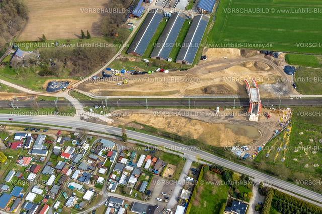 Rees230300819Betuwe | Luftbild, Ausbau der Betuwe Linie zwischen Ruhrgebiet und den Niederlanden im Bereich Rees Haldern zur dreigleisigen Bahnstrecke, , alle beschrankten Bahnübergänge werden entfallen oder durch Über- oder Unterführungen ersetzt werden. Vor allem ist die Ausbaumaßnahme für die Bahn mit der Verpflichtung verbunden, nunmehr Lärmschutz für die betroffenen Menschen zu gewähren. Stockum, Rees-Haldern, Niederrhein, Ruhrgebiet, Nordrhein-Westfalen, Deutschland