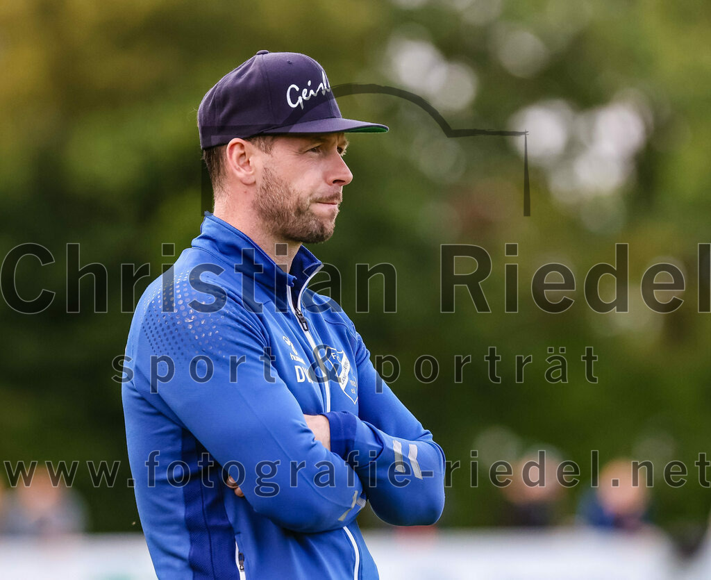 2023-08-08_066_FC_Moosinning_gegen_FC_Langengeisling | Moosinning, Deutschland, 08.08.2023:
Fußball, Bezirksliga Oberbayern Ost 2023 / 2024, 3. Spieltag, FC Moosinning gegen FC Langengeisling, Endergebnis: 0:4

Co-Trainer Douglas Wilson (FC Langengeisling)

Foto: Christian Riedel / fotografie-riedel.net