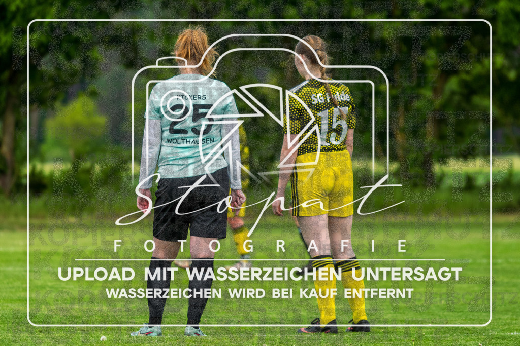 Kreisliga Damen HK/CE - Kickers Wolthausen vs. SG Fulde | Isabell Koch (Kickers Wolthausen #25), Alena Hemsatz (SG Fulde #15); Kreisliga Damen HK/CE - Kickers Wolthausen vs. SG Fulde am 17.05.26 in Sportplatz Wolthausen, Wolthausen - Realisiert mit Pictrs.com