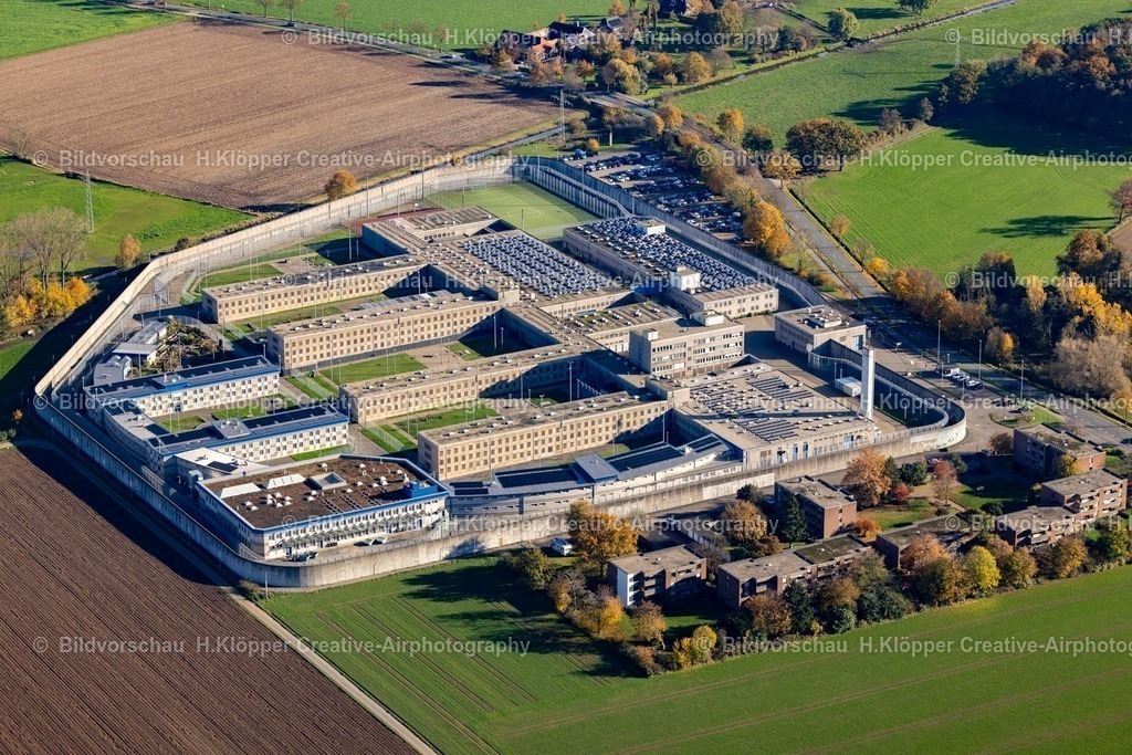 Luftbilder Geldern-7626 | Luftbildfotografie Gefängnis- Gelände und Sicherheitsumzäunung der Justizvollzugsanstalt JVA am Möhlendyck in Geldern im Bundesland Nordrhein-Westfalen, Deutschland. - Realisiert mit Pictrs.com
