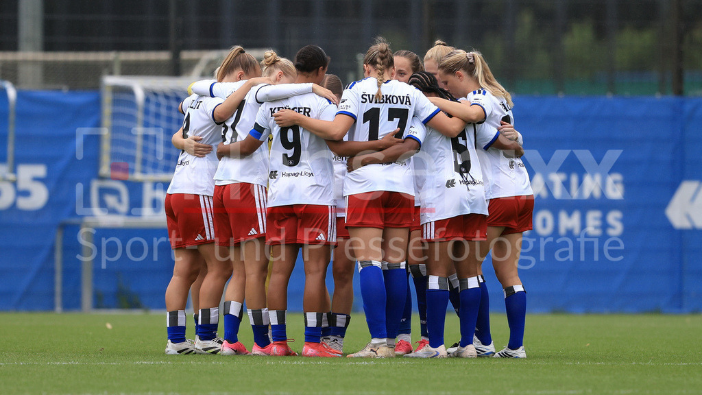 Fussball, Testspiel Frauen, Hamburger SV - Holstein Kiel | Spielerinnen vom Hamburger SV, HSV schwören sich mit einem Mannschaftskreis ein, Teamkreis, Ansprache, Motivation