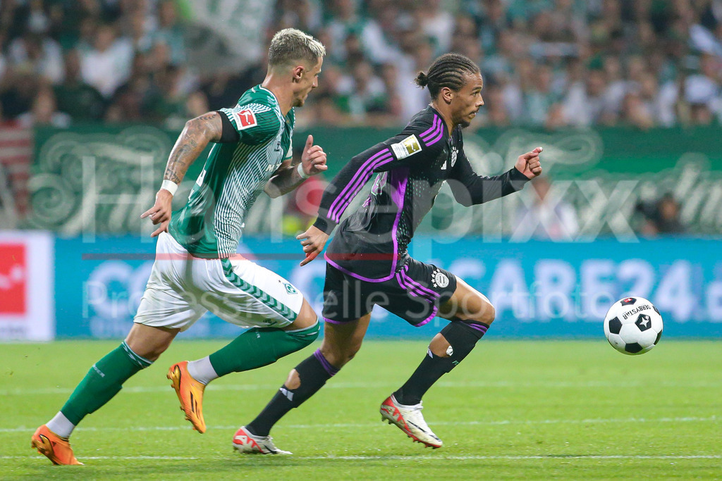Fussball, Bundesliga, SV Werder Bremen - FC Bayern München | v.li.: Marco Friedl (SV Werder Bremen, 32) und Leroy Sane (FC Bayern München, 10) im Laufduell, Zweikampf, Duell, Dynamik, Aktion, Action, Spielszene, DIE DFL-RICHTLINIEN UNTERSAGEN JEGLICHE NUTZUNG VON FOTOS ALS SEQUENZBILDER UND/ODER VIDEOÄHNLICHE FOTOSTRECKEN. DFL REGULATIONS PROHIBIT ANY USE OF PHOTOGRAPHS AS IMAGE SEQUENCES AND/OR QUASI-VIDEO.