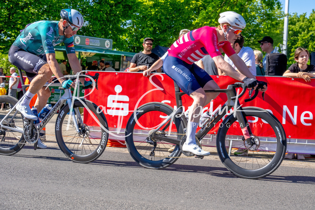 Spurt in den Mai 2026 - Großer Preis der Sparkasse Neuss | Annual one-day road cycling race "Großer Preis der Sparkasse Neuss" held in Büttgen, Germany, organized by VfR Büttgen 1912 e.V. The event features multiple races across all age categories from U11 youth to Elite men. - Realisiert mit Pictrs.com