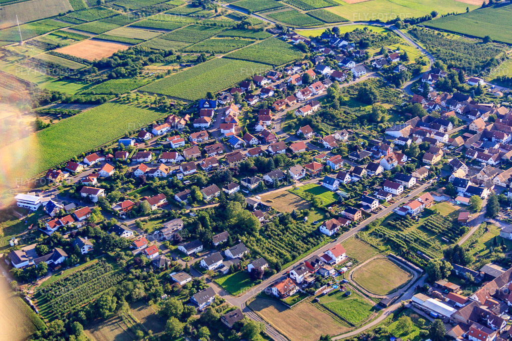 Luftbild: Raiffeisenstr in Oberotterbach im Bundesland Rheinland-Pfalz in Deutschland. Foto: IMG_51236.jpg vom 04.08.2012 durch Werner Riehm/FLY-FOTO.de