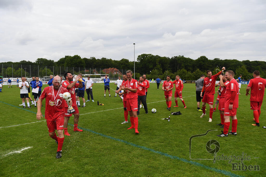 SV Brake Ü40-BW Bümmerstede (Ü40) | Kreispokal Finale Jade-Weser-Hunte Ü40; SV Brake Ü40 (rot)-BW Bümmerstede Ü40 (weiß) am 15.06.2025 in Rastede (Sportanlage Köttersweg), Photo: Philip Eiben 2025 - Realisiert mit Pictrs.com