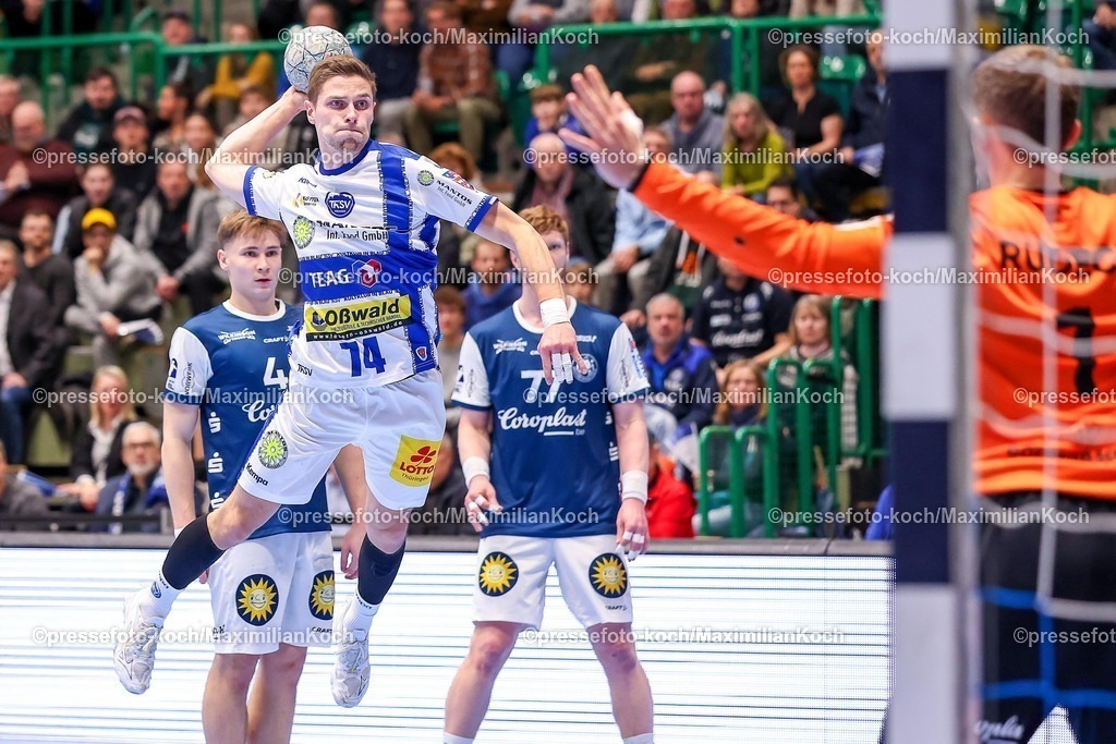 BHC11122501018 | 11.12.2025, Handball, HBL, Bergischer HC - ThSV Eisenach, Unihalle Wuppertal: Vincent Büchner (Eisenach #74) wirft auf das Tor von Torhüter Christopher Rudeck (BHC #01) 
