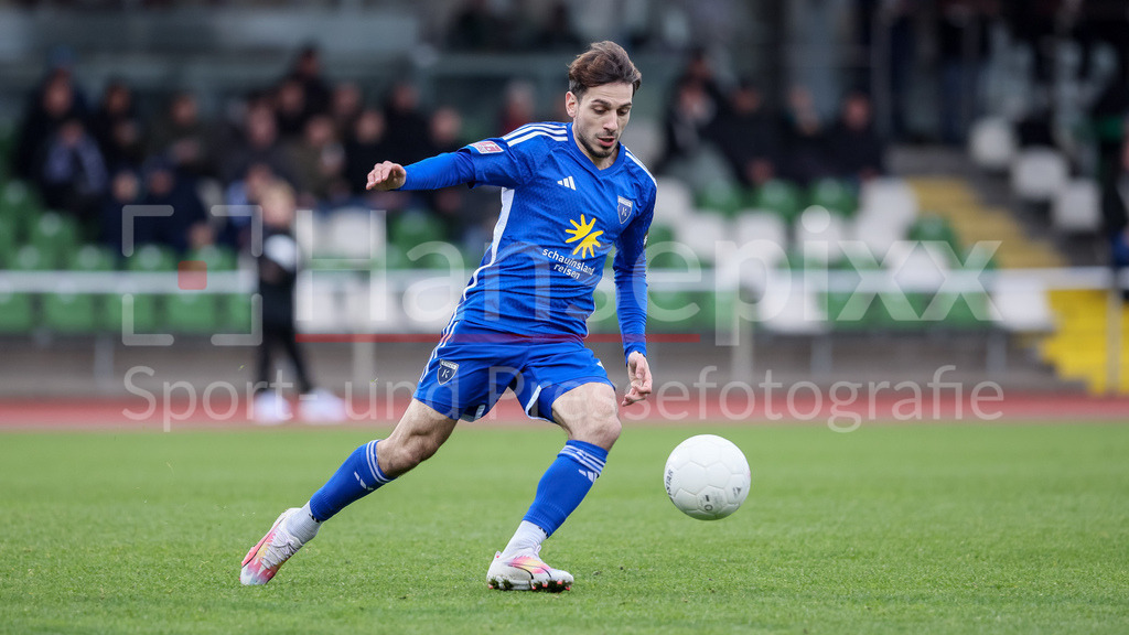Fussball, Regionalliga Nord, SV Werder Bremen II - BSV Kickers Emden | v.li.: Kai Kaissis (Kickers Emden, 6) am Ball, Freisteller, Einzelbild, Ganzkörper, Aktion, Action, Spielszene