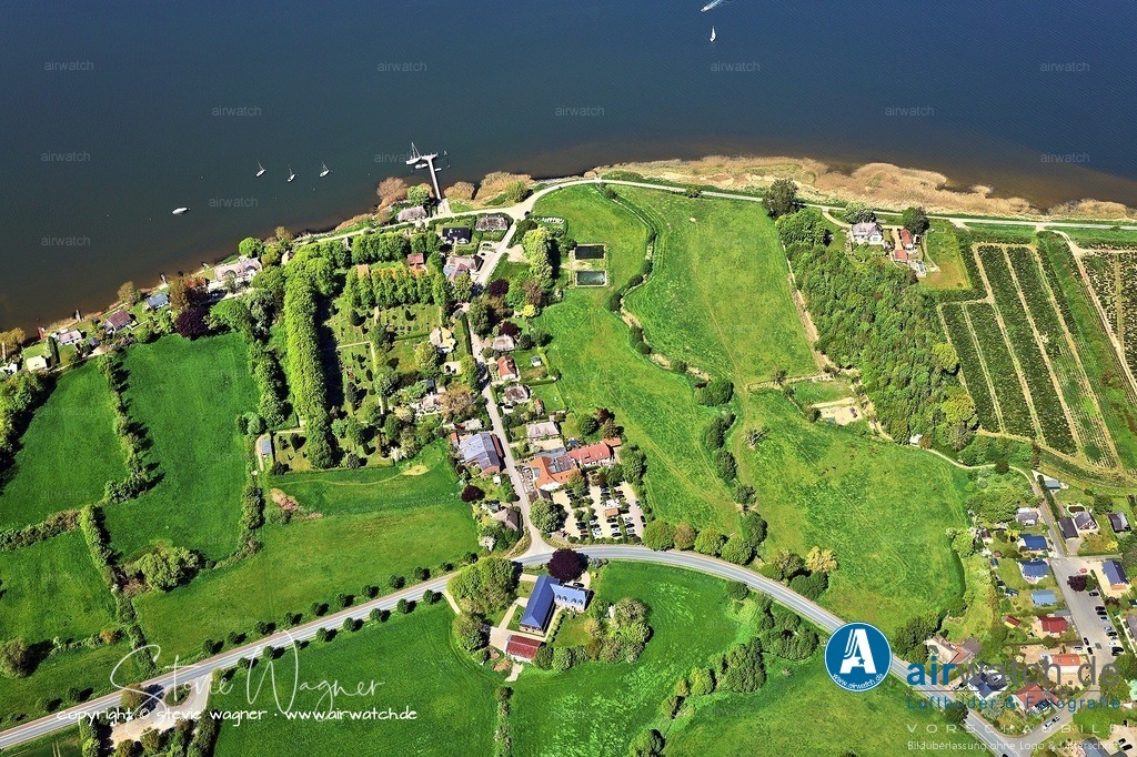 Luftbild Ostseefjord Schlei, Sieseby, Gemeinde Thumby | Das Dorf ist bekannt für seine zahlreichen reetgedeckten Fachwerkhäuser und gilt als eines der schönsten Orte an der Schlei. Die älteste urkundliche Erwähnung des Ortes stammt aus dem Jahr 1267, als er als "Siceby" erwähnt wurde.