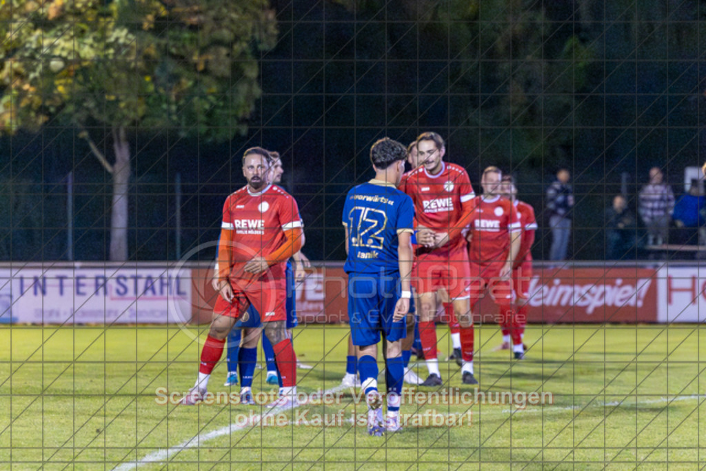 20251002_205102_0237 | #,1.FC Donzdorf (rot) vs. FV Faurndau (blau), Fußball, Bezirkspokal - Bezirk Neckar/Fils, 04. Runde, Saison 2025/2026, Rasenplatz Lautertal Stadion, Süßener Straße 16, 73072 Donzdorf, 02.10.2025 - 19:30 Uhr,Foto: PhotoPeet-Sportfotografie/Peter Harich