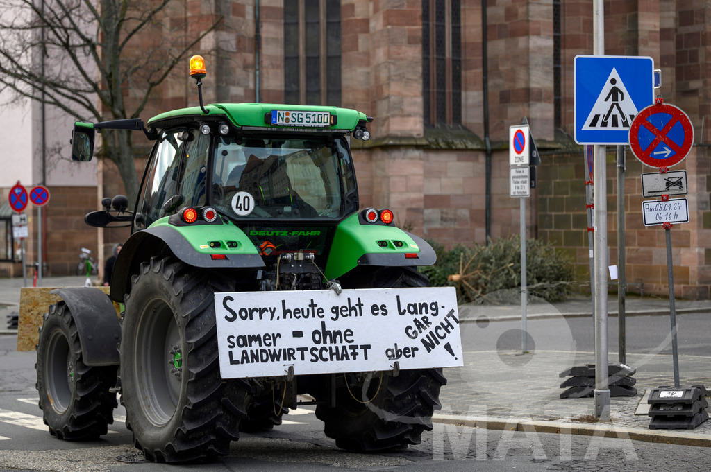 _DWA4172 | Bauerndemo gegen Agrarpolitik der Bundesregierung  auf dem Straße Obstmarkt und Hauptmarkt . Nürnberg, 08.01.2024 - Realisiert mit Pictrs.com