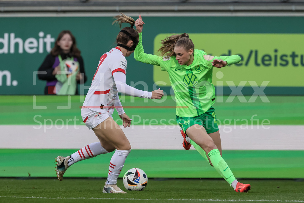 Fussball, Google Pixel Frauen-Bundesliga, VfL Wolfsburg - RB Leipzig | v.li.: Sandra Starke (RB Leipzig, 13) und Jule Brand (VfL Wolfsburg, 29) im Zweikampf, Duell, Dynamik, Aktion, Action, Spielszene, DIE DFB-RICHTLINIEN UNTERSAGEN JEGLICHE NUTZUNG VON FOTOS ALS SEQUENZBILDER UND/ODER VIDEOÄHNLICHE FOTOSTRECKEN. DFB REGULATIONS PROHIBIT ANY USE OF PHOTOGRAPHS AS IMAGE SEQUENCES AND/OR QUASI-VIDEO.