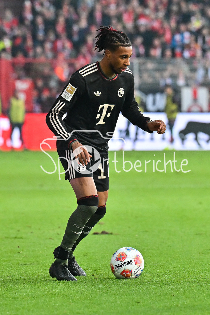 1. FC Union Berlin - FC Bayern München | Berlin, DEUTSCHLAND - 8. NOVEMBER: am Michael OLISE (FC Bayern Munich 17) ,Einzelfoto / Freisteller während dem Bundesligamatch zwischen dem 1. FC Union Berlin und dem FC Bayern München am 10. Spieltag im Stadion an der alten Försterei am 8. November 2025 in Berlin, Germany / DFL REGULATIONS PROHIBIT ANY USE OF PHOTOGRAPHS AS IMAGE SEQUENCES AND/OR QUASI-VIDEO