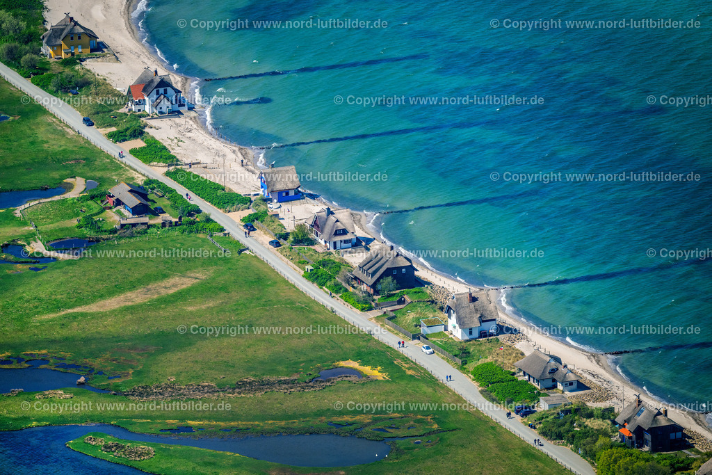 Heiligenhafen_Graswarder_Strandhäuser_ELS_0284010524 | HEILIGENHAFEN 01.05.2024 Küstenbereich mit sandiger Strand- und Gras- Landschaft der Halbinsel Graswarder-Heilgenhafen mit einigen Einfamilienhäusern in Großenbrode im Bundesland Schleswig-Holstein. Weiterführende Informationen bei: NABU Gruppe Heiligenhafen,  Stadt Heiligenhafen,  WEG Ostsee-Ferienpark Heiligenhafen. // Coastal area of the peninsula Graswarder-Heilgenhafen with a few single- family houses at the beach in Grossenbrode in the state Schleswig-Holstein. Further information at: NABU Gruppe Heiligenhafen,  Stadt Heiligenhafen,  WEG Ostsee-Ferienpark Heiligenhafen. Foto: Martin Elsen