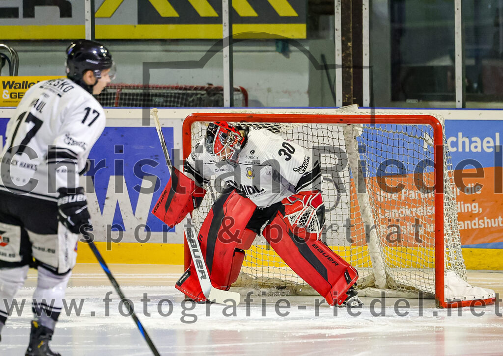 2025-11-25_006_TSV_Erding_gegen_EHF_Passau_Black_Hawks | Erding, Deutschland, 25.11.2025:Eishockey, Oberliga Süd 2025 / 2026, 20. Spieltag, TSV Erding gegen EHF Passau Black Hawks, Endergebnis: 2:3 n.V.Daniel Maul (EHF Passau Black Hawks, #17), Torwart Janik Engler (EHF Passau Black Hawks, #30)Foto: Christian Riedel / fotografie-riedel.net