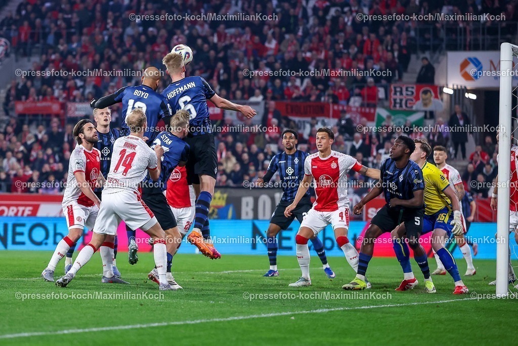 RWE04032601044 | 2026.03.04, Fußball, 3.Liga Herren, Rot-Weiss Essen -  SV Waldhof Mannheim, Stadion Hafenstraße, 27.Spieltag, Saison 2025 / 2026: Strafraumaktion Terrence Boyd (Waldhof Mannheim #13) und Niklas Hoffmann (Waldhof Mannheim #06) stoßen mit dem Kopf beim Kopfball zusammen  DFB regulations prohibit any use of photographs as image sequences and or quasi-video.