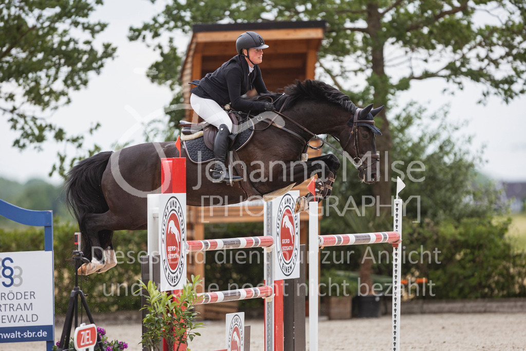 240614_Lemwerder_M2-Springen-451 | Deine schönsten Turniermomente als professionelle Fotos! Entdecke hochwertige Pferdesport-Fotografie im Online-Shop. Jetzt Fotos finden & bestellen!
