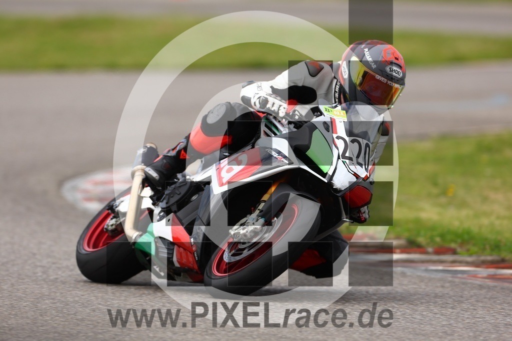 0220-20250503_00716 | Schöne Erinnerungen an spannende Momente - das festzuhalten ist unser Job. PIXELrace.de ist seit 2003 auf den Rennstrecken Europas unterwegs um die Action draußen beim Fahren und die wunderbare Stimmung imm Fahrerlager für euch einzufangen.