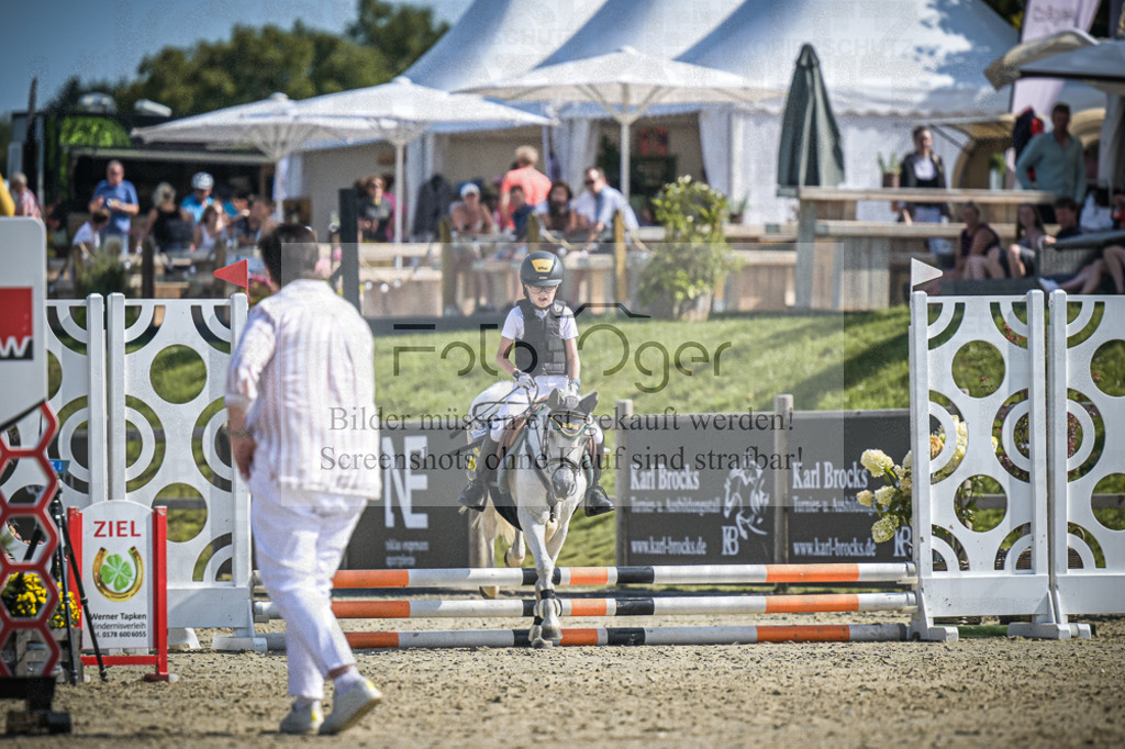 DOS_0501 | Entdecke hochwertige Reitturnierfotos von Foto Oger. Professionell, emotional und authentisch – jetzt Lieblingsmomente im Shop bestellen. - Realisiert mit Pictrs.com