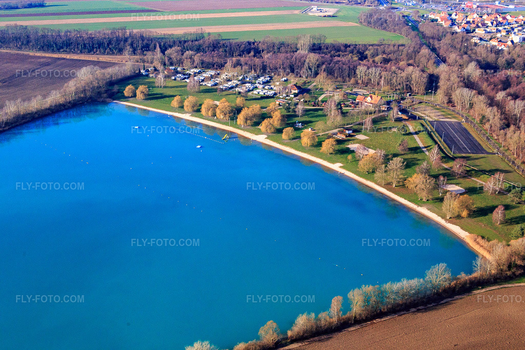 Aerial view: Camping Municipal des Mouettes at the Plage des Mouettes quarry lake in Lauterbourg in the state Bas-Rhin, France.Photo: IMG_085485.jpg taken on 12/24/2015 by Werner Riehm/FLY-FOTO.comResolution of the original: 5472 x 3648 pxLe camping de Lauterbourg