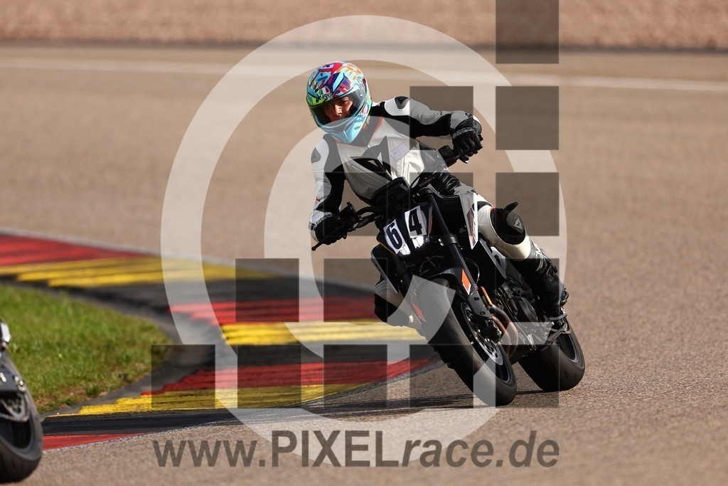 0064-20240822_00392 | Schöne Erinnerungen an spannende Momente - das festzuhalten ist unser Job. PIXELrace.de ist seit 2003 auf den Rennstrecken Europas unterwegs um die Action draußen beim Fahren und die wunderbare Stimmung imm Fahrerlager für euch einzufangen.