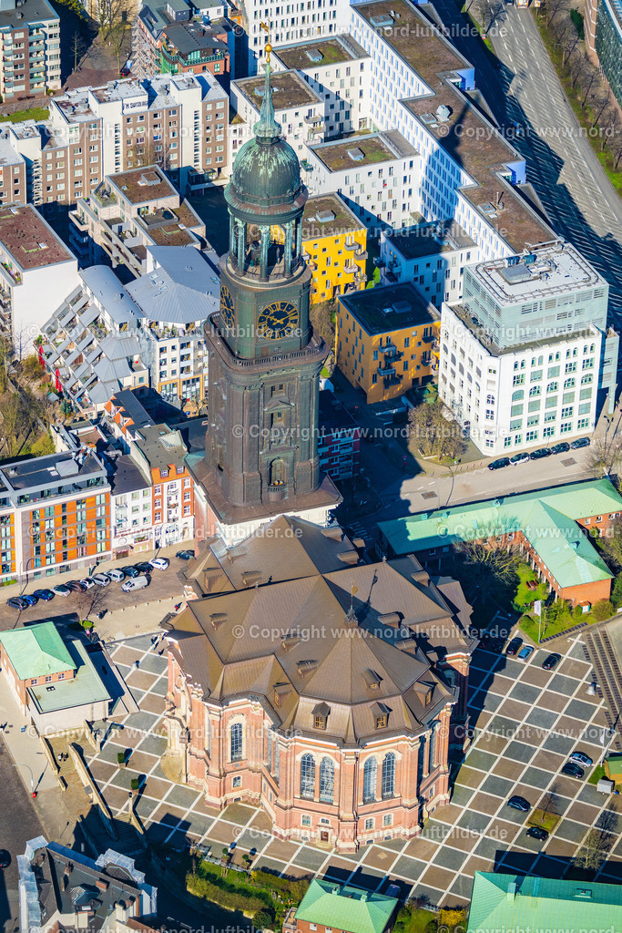 Hamburg_Michel_Wahrzeichen_St. Michaelis_Kirche_ELS_1683060423 | HAMBURG 06.04.2023 Turm der Hauptkirche Sankt Michaelis genannt " Michel " im Ortsteil Altstadt in Hamburg. Die evangelische Kirche St. Michaelis an der Straße Englische Planke in der Hansestadt wurde im Stil des Barock erbaut. Weiterführende Informationen bei: Hauptkirche St. Michaelis. // View of the church St. Michaelis in the district Altstadt in Hamburg. Further information at: Hauptkirche St. Michaelis. Foto: Martin Elsen