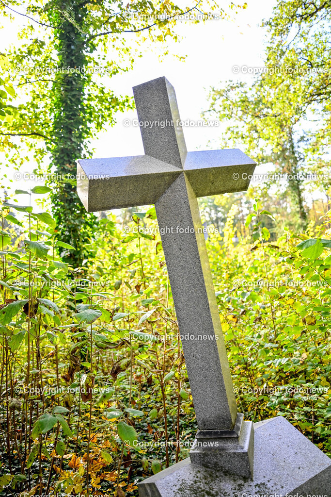 Friedhof_ Kreuz_ Kruzifix_ Jesu Christi_ Allerheiligen_ 26.10.2024-28 | 26.10.2024, Friedhof, AUT, Allerheiligen, Themenbilder im Bild Friedhof, Kreuz, Kruzifix, Jesu Christi, Allerheiligen, Engerl, Engel, Kerzen, Grab, Grablicht, Blumen, Skulptur, Grabstein, Symbolbild, Grablaterne, Grabkerze, Grabkerzen, Grablichter, Kerze, Grabkreuz, Gedenken, Bestattung, Verstorbene, Totenruhe, Grab, Urne, Blumenschmuck, Schmuck, Besucher, Feature, kreativ, creativ, Linz