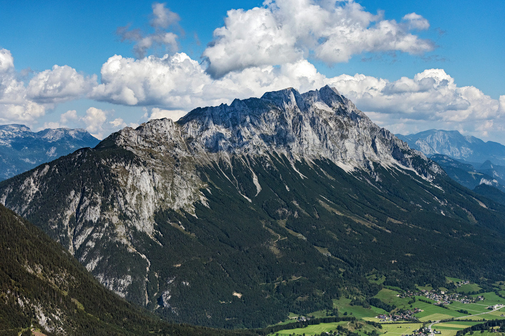 dr__0077240.jpg | TAUPLITZ 06.09.2021 Felsen- Massiv und Berglandschaft des Grimming er ist ein isolierter Gebirgsstock der zum Dachsteingebirge gezählt wird in Tauplitz in Steiermark, Österreich. // Rock and mountain landscape of Grimminger ist ein isolierter Gebirgsstock of zum Dachsteingebirge gezaehlt wird in Tauplitz in Steiermark, Austria. Foto: Daniel Reiter