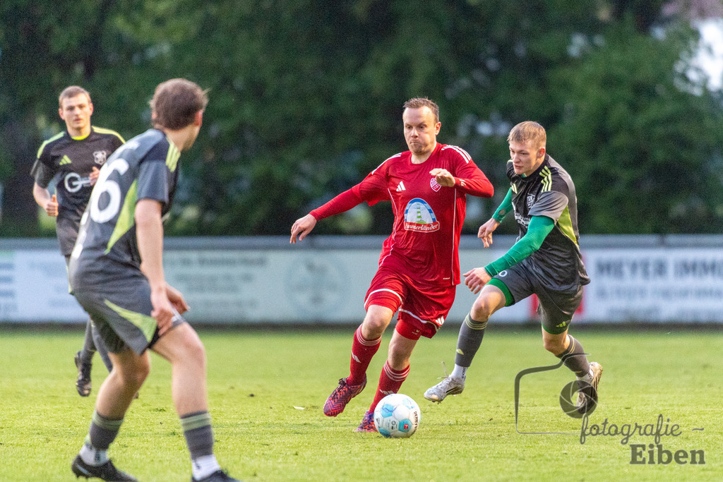 SV Eintracht Wiefelstede-TSV Abbehausen | Bezirksliga Herren; SV Eintracht Wiefelstede (rot)-TSV Abbehausen (grau) am 13.05.2026 in Wiefelstede (Sportanlage), Photo: Philip Eiben 2026 - Realisiert mit Pictrs.com