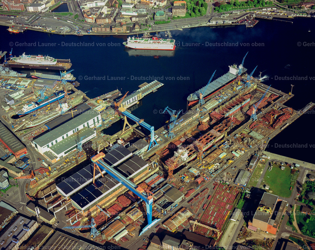 7000409 | KIEL 1992 Werftgelände der ThyssenKrupp Marine Systems GmbH in Kiel im Bundesland Schleswig-Holstein. Weiterführende Informationen bei: ThyssenKrupp Marine Systems GmbH. // Shipyard - site of the ThyssenKrupp Marine Systems GmbH in Kiel in the state Schleswig-Holstein. Further information at: ThyssenKrupp Marine Systems GmbH. Foto: Gerhard Launer