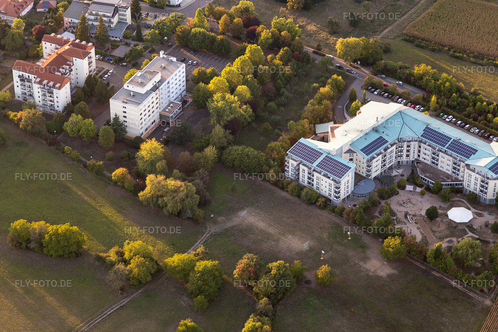 Luftbild: Fachklinik MiKiNa und Vitalis-Bad im Ortsteil Bad Langenbrücken in Bad Schönborn im Bundesland Baden-Württemberg in Deutschland. Foto: IMG_111570.jpg vom 09.09.2018 durch Werner Riehm/FLY-FOTO.deFachklinik Mikina - Fachklinik Mikina