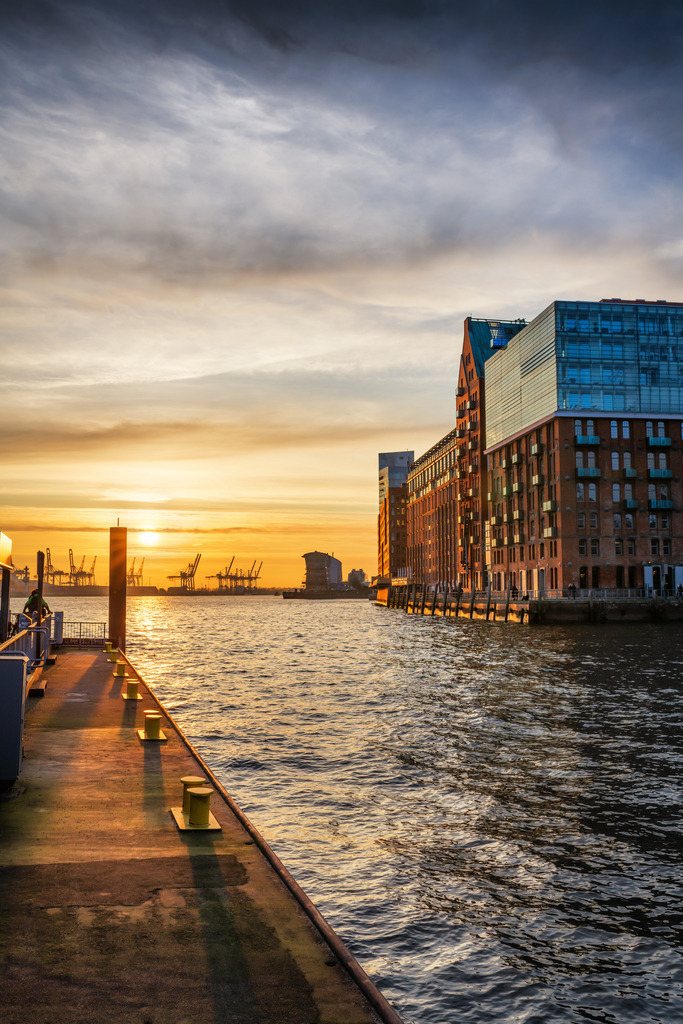 10240301 - Sonnenuntergang am Fischmarkt Fähranleger | Wunderschöne Abendstimmung am Fähranleger Fischmarkt-Altona.