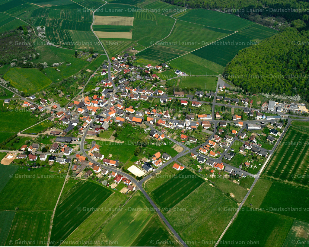 2615061 | OHMES 07.06.2006 Ortsansicht am Rande von landwirtschaftlichen Feldern und Nutzflächen  in Ohmes im Bundesland Hessen, Deutschland // Village view on the edge of agricultural fields and land  in Ohmes in the state Hesse, Germany Foto: Gerhard Launer