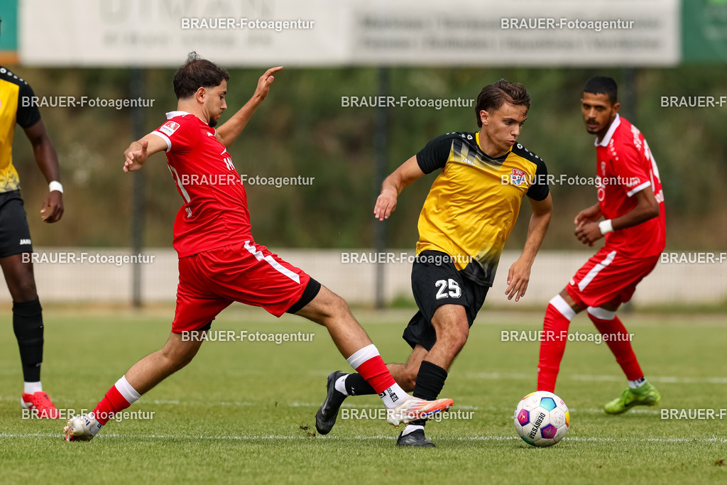 1_SVSKFC_20250726_0132.JPG -  - SV Schermbeck - KFC Uerdingen  - Testspiel | Schermbeck, Deutschland, 26.07.25: Bilal Akhal (SV Schermbeck) und Maximilian Dimitrijevski (KFC Uerdingen) im Kampf um den Ball während des Testspiel Spiels zwischen SV Schermbeck - KFC Uerdingen  in der Volksbank Arena am 26. July 2025 in Schermbeck, Deutschland. (Foto von Stefan Brauer/Brauer-Fotoagentur)