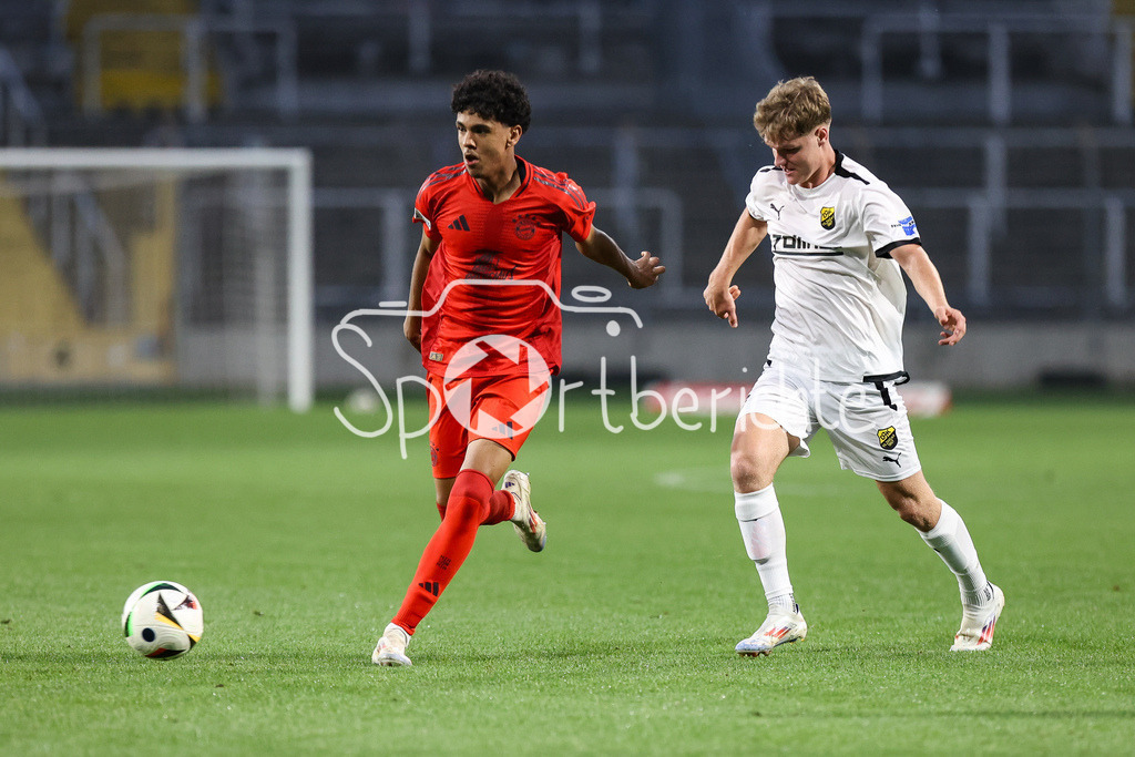 FC Bayern Amateure - DjK Vilzing | im Duell Adam AZNOU BEN CHEIKH (FC Bayern München II #2) und Simon SEDLACZEK (DJK Vilzing #8) / Zweikampf / Regionalliga Bayern: FC Bayern München II - DjK Vilzing, Grünwalder Stadion am 30.08.2024
