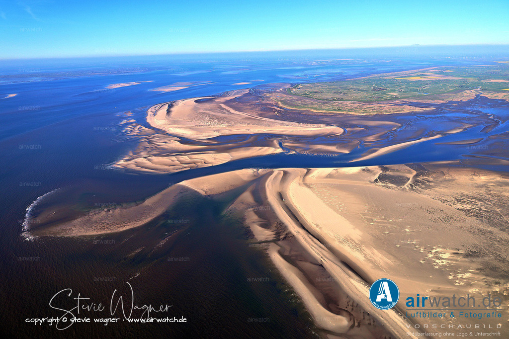 Im Tümlauer Koog ist der Westerhever Leuchtturm - Luftbild | Im Tümlauer Koog ist der Westerhever Leuchtturm, auch bekannt als Leuchtturm Westerheversand, ist ein Wahrzeichen der Region und der am meisten fotografierte Leuchtturm der Nordseeküste.