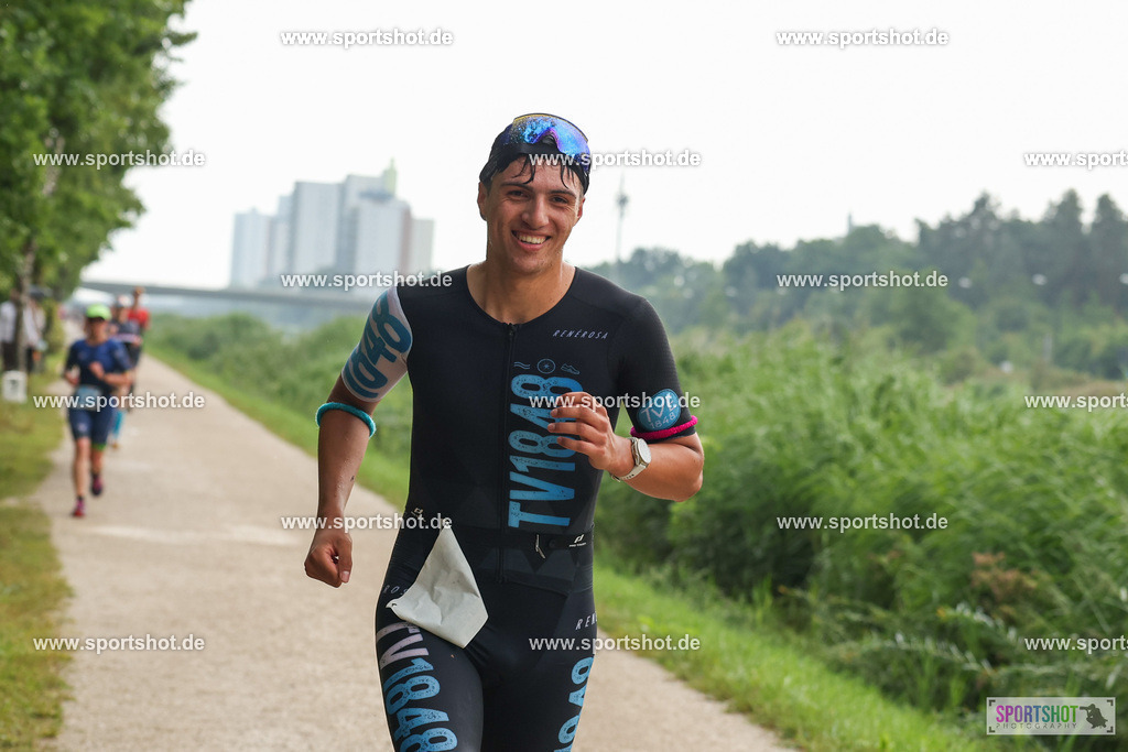 LUR_1544 | 34. M-net Erlanger Triathlon 2025 #erlangertriathlon  #mnettriathlon2025 #mnettriathlon #team #olympischedistanz #mitteldistanz #triathlon #maindonaukanal  #erlangertriathlon2025 #yourpictrs #tv1848 #tv1848erlangen  #triathlonbayern #sportinerlangen #demsportverbunden #sportshot_your_pictrs Copyright: www.sportshot.de